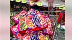 ▲台灣激進直擊家樂福即日全面下架中國統戰螺獅粉。（圖／翻攝自李宗霖議員粉絲頁）