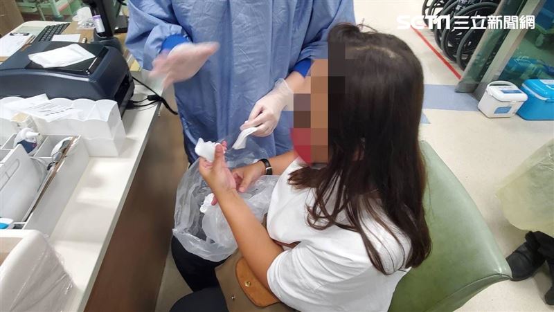 她三鳳中街供試吃　忙中錯「喀」斷指噴血