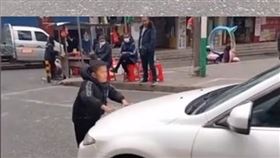 沒有馬雲的命！小馬雲沒流量「被丟回鄉下」近況慘　跑到馬路上攔車討錢，圖翻攝自澎湃新聞微博