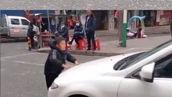 小馬雲被丟回鄉下近況慘！馬路上攔車討錢