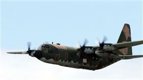 空軍Ｃ-130H運輸機實施「高進場突擊落地」60度小轉彎秀性能，和三型主力戰機尬技術驚艷全場。（記者邱榮吉/台東拍攝）