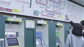 信義房屋不動產株式會社同仁帶看時，通常會全程陪同客戶，從日本居民角度了解該處的生活機能。(圖/信義房屋不動產株式會社)