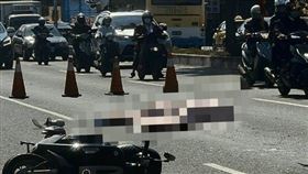 彰化女騎士撞人後倒地　後方貨車直接輾過（圖／翻攝畫面）