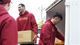 獵鷹德古拉、李漢昇和胡凱翔化身外送員，過年放假替獨居長者送暖。（圖／台鋼獵鷹提供）