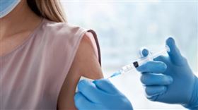 適逢農曆新年前夕、中國官方宣布解封，再加上Omicron亞變種「XBB.1.5」來勢洶洶，目前已為美國當地主要流行病毒株。不少民眾擔憂國內疫情因此加重，導致病毒傳播鏈持續擴大。重症醫學專家黃軒醫師於社群表示，過年前有4大族群應盡快施打疫苗呼籲國人應於本週把握時間，盡快施打次世代疫苗，14天後當疫苗濃度達標時，剛好是農曆新年期間，對提升自身的保護力而言具有一定助益，也能保護家人降低傳染風險。