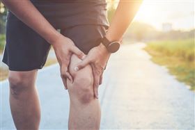 膝蓋受傷退化風險因子會影響運動傷害的發生，膝蓋受傷的常見因子包括錯誤姿勢、環境不良，以及過去曾受傷的部位再次發生運動傷害。近期就有一名運動教練，五、六年前曾發生十字韌帶撕裂傷接受手術開刀，最近又因運動拉傷導致整個膝蓋腫脹，緊急處置抽取積水後，再接受核磁共振檢查，後來採取PRP注射治療幫助刺激組織修復，也透過加強肌力訓練增加膝蓋穩定性。