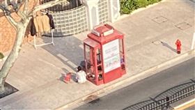 中國／神秘女流落上海街頭…毛孩陪伴「住紅色電話亭29天▲（圖／翻攝自先生製造微博）

