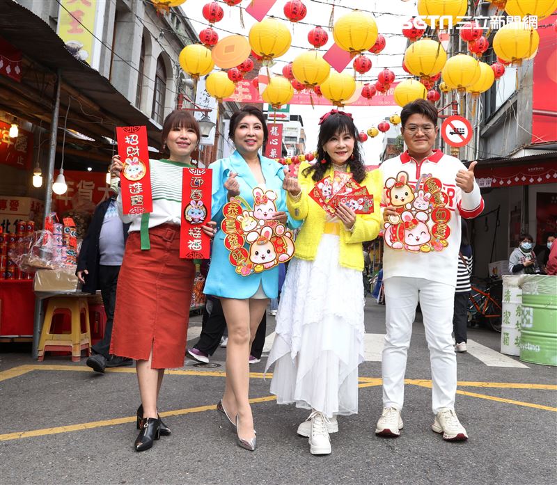 龍千玉、廖婉君、陳思安、李學宸年貨大街採買。（記者邱榮吉/攝影）