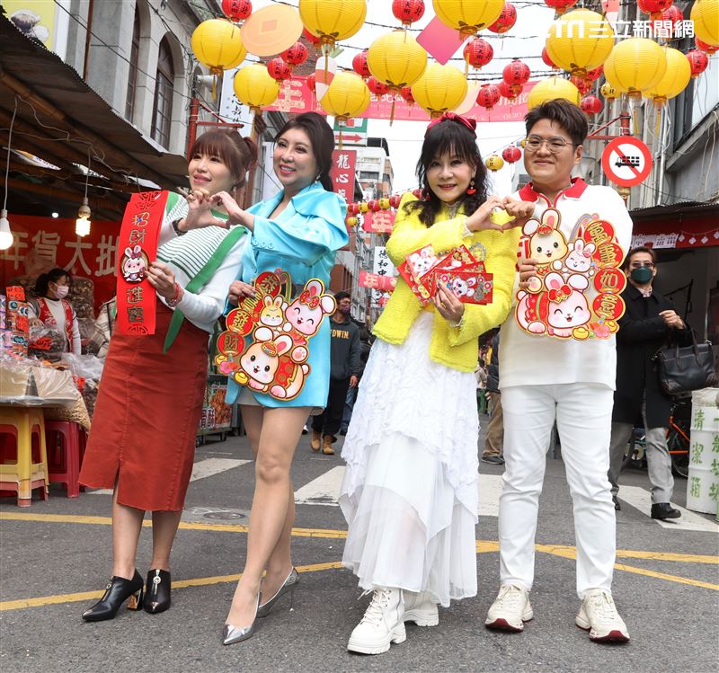 龍千玉、廖婉君、陳思安、李學宸年貨大街採買。（記者邱榮吉/攝影）