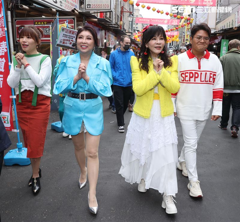 龍千玉、廖婉君、陳思安、李學宸年貨大街採買。（記者邱榮吉/攝影）