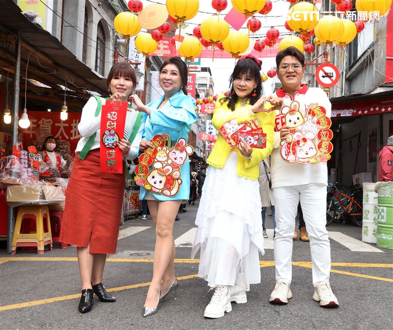 龍千玉、廖婉君、陳思安、李學宸年貨大街採買。（記者邱榮吉/攝影）
