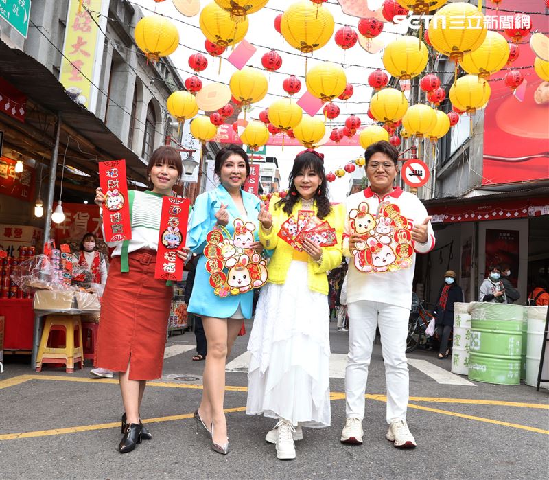 龍千玉、廖婉君、陳思安、李學宸年貨大街採買。（記者邱榮吉/攝影）