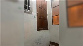 有位185公分外送員去送餐，看到客人家的家門瞬間傻眼。（圖／翻攝自外送員的奇聞怪事 臉書）