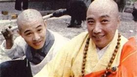 于海（右）曾飾演李連杰（左）的師父。（圖／翻攝自微博）