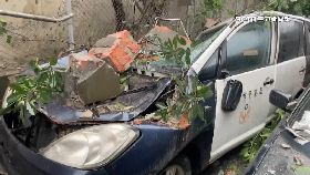 V牆塌砸警車2400