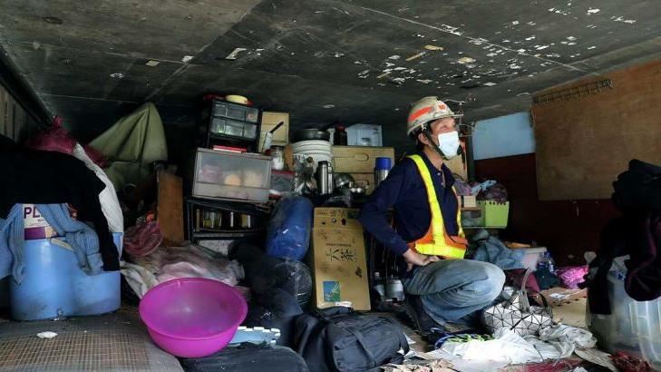 街友住橋縫被「抄家」連內褲都不剩！