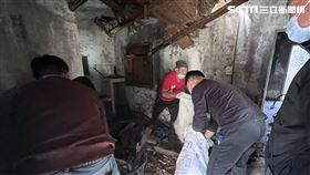 彰化線西一對低收父子住破屋，天冷無熱水可洗下雨穿雨衣睡覺。（圖／翻攝畫面）