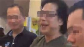 基隆市警察局鄭姓小隊長（中）與同事幫黑道大哥「檸檬」（右）慶生。（圖／翻攝自臉書社團）