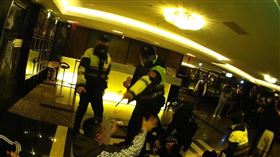 酒客爭執，比中指挑釁，警方快打部隊 (圖／翻攝畫面)