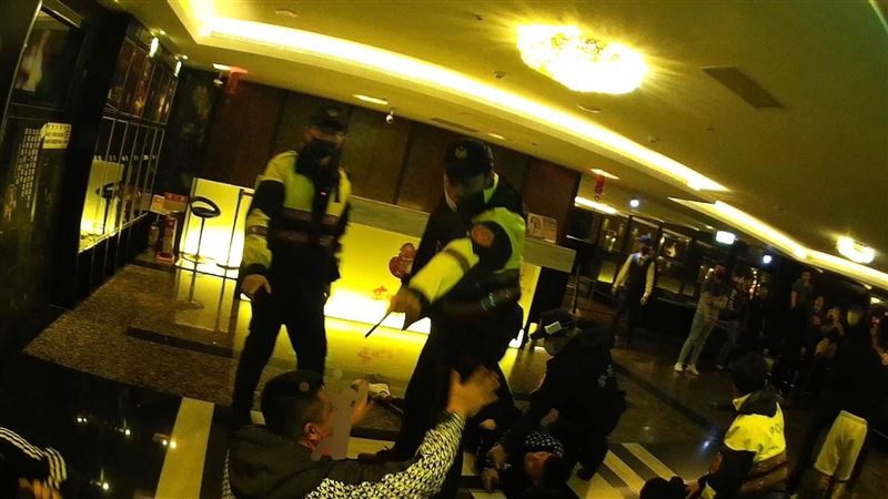 為傳播妹爆衝突！囂張酒客咆哮嗆警比中指