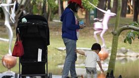 育兒津貼第一胎提高到5000元（1）教育部20日表示，2歲到未滿5歲育兒津貼8月起從現行新台幣3500元提高到5000元（第一胎），預估45.9萬名幼兒受益。圖為家長帶著小孩到高雄市中央公園玩耍。中央社記者董俊志攝  111年5月20日