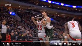 ▲公鹿洛培茲（Brook Lopez）扯掉暴龍特倫特（Gary Trent Jr.）頭帶，兩隊爆發肢體衝突。（圖／翻攝自Chaz NBA）