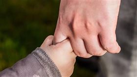 原PO表示，女兒100元掉地上被人撿走不歸還。（示意圖／Pexels）