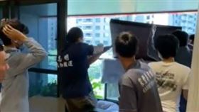 高雄鼓山區某搬家公司，4樓吊掛500公斤實木桌，意外墜落1樓地面。（圖／翻攝記者爆料網）