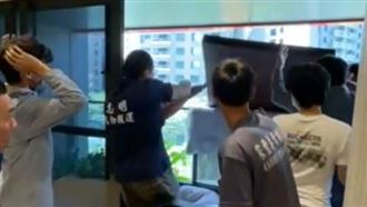 500公斤實木桌4樓高速墜地　人行道遭砸破