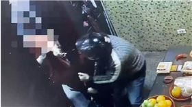 ▲40歲的陳姓竊嫌欲偷神明金牌，還是先關廟門試圖避人耳目，反遭廟公發現直接被關在廟裡動彈不得。（圖／翻攝畫面）