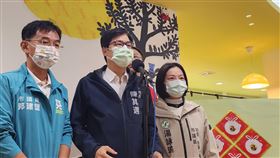 18日下午交接黨主席 陳其邁接受媒體聯訪民進黨代理主席陳其邁（左2）18日下午將交接黨主席給副總統賴清德，他上午訪視前金公共托嬰中心及育兒資源中心，會前接受媒體聯訪指出，黨主席工作可說是任重道遠，希望新任黨主席就任後能確保民進黨推動國家進步、總統大選勝選。中央社記者洪學廣攝  112年1月18日