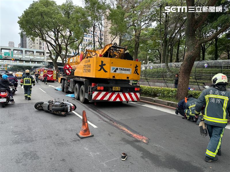 A locomotive collided with a crane in Daan District, Taipei City, causing the passengers in the back seat to be crushed to death. (Picture/Flip Screen)