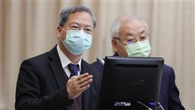 龔明鑫列席立院聯席會議並備詢立法院經濟、內政等委員會聯席會議17日併案審查行政院函請審議疫後強化經濟與社會韌性及全民共享經濟成果特別條例草案等，國發會主委龔明鑫（左）列席備詢。中央社記者謝佳璋攝  112年1月17日