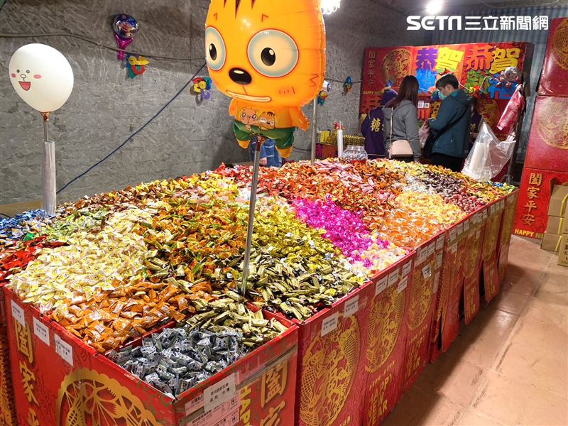 即將迎來農曆新年，不少人開始採買年貨、糖果。（圖／資料照片）