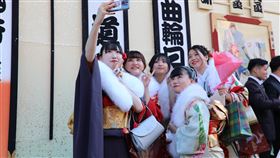 日本調降成年年齡後首個成人節  340萬人轉大人日本民眾9日過成人節，這是去年4月將成人年齡由20歲調降至18歲後首個成人節，不過大多數地方自治體（都道府縣市町村）仍以20歲民眾為主舉辦成人式（成年禮）。中央社記者楊明珠東京攝  112年1月9日