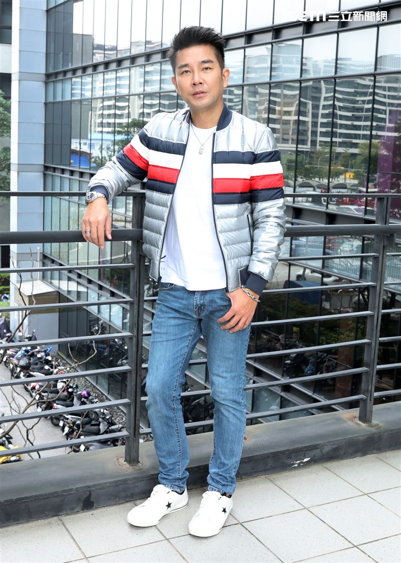 謝承均三立新聞網專訪。（記者邱榮吉/攝影）