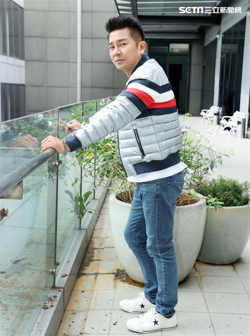 謝承均三立新聞網專訪。（記者邱榮吉/攝影）