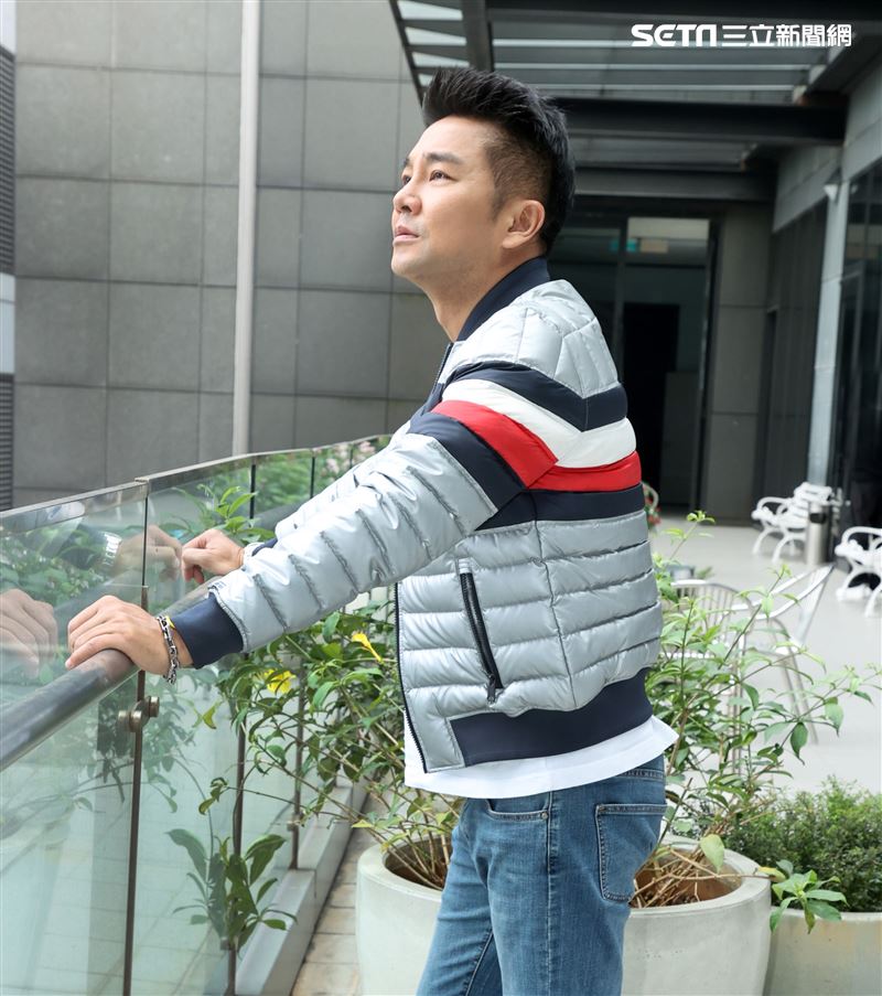 謝承均三立新聞網專訪。（記者邱榮吉/攝影）