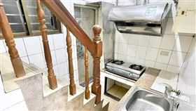 廚房煮飯退後1步就是樓梯！網竟讚好風水（圖／翻攝自奇葩裝潢分享中心）