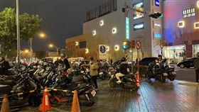 購物中心三井LaLaport，停車亂象，地下停車場空蕩蕩，人行道停滿，行人地獄，(圖／翻攝自PTT)