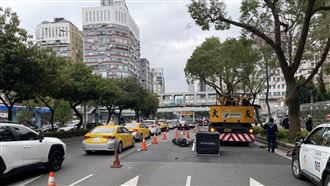 新／北市男騎車撞吊車　後座母捲車底慘亡