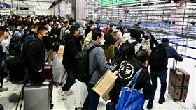 中國開放邊境  入出境人流恢復至疫情前26%中國8日開放邊境後，中國官員13日通報，1月8日到12日，日均檢查出入境人員49萬人次，是2019年疫情前同期的26.2%。圖為8日，香港與大陸恢復通關，大批旅客搭地鐵從重開的落馬洲站經口岸入境深圳。（中新社提供）中央社  112年1月13日