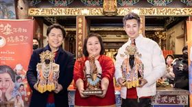 許傑輝（左起）、鍾欣凌、邱凱偉（Darren）捧神像。（圖／威視提供）