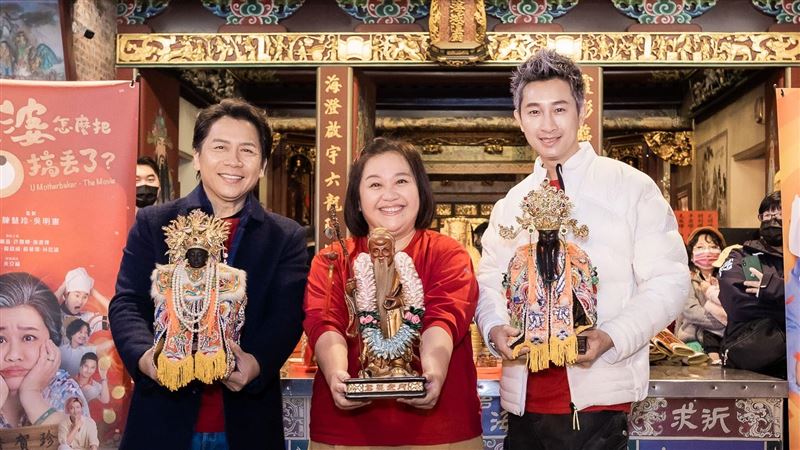 鍾欣凌拜月老求尪超靈　回娘家捧神像還願