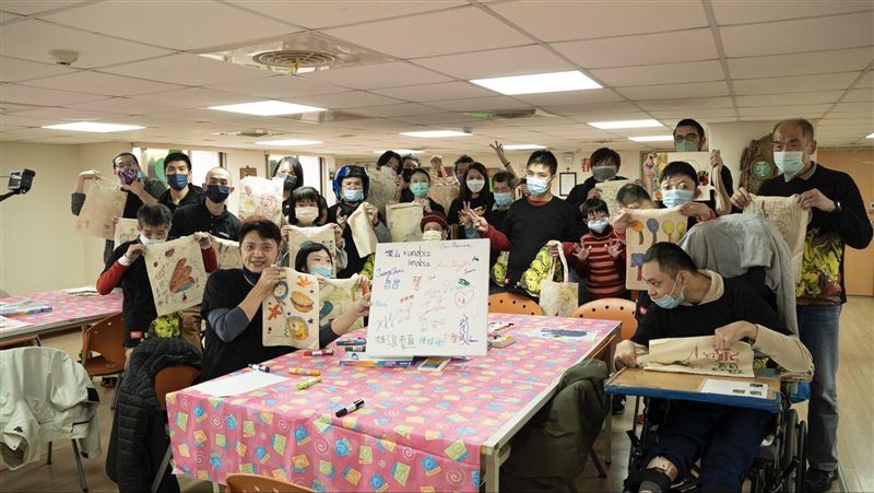 企業一日志工到樂山　認購院生創作送海外