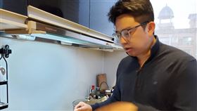 仁新醫藥事業發展處副處長黃先龍推薦自家圍爐好料。（圖／記者吳康瑋攝）