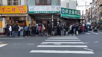 獨／過年伴手禮採買戰　不二坊排隊成標配