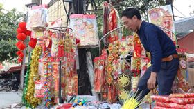 越南年貨攤商賣貓裝飾品越南年貨攤商近來陸續在街上擺出貓年的裝飾品，透過照片可以看到攤商身旁的卡通小童坐在貓身上拜年。中央社記者陳家倫芒街攝  112年1月18日
