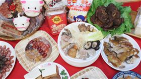 除夕將至　備妥佳節美食慶團圓農曆春節假期展開，每年除夕是闔家團圓、圍爐歡聚的日子，家家戶戶都會準備豐盛佳餚與家人一同享用，台北南門市場今年也特別推出各式年菜，供民眾選購。中央社記者吳翊寧攝　108年2月3日