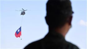 CH-47運輸直升機吊掛巨幅國旗升空陸軍航空特戰指揮部28日在桃園龍城營區，對外公開雙十節國慶大會旋翼機吊掛國旗作業，圖為CH-47運輸直升機吊掛巨幅國旗升空。中央社記者王飛華攝  110年9月28日
